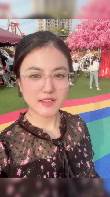 旋转木马下的阳光碎片