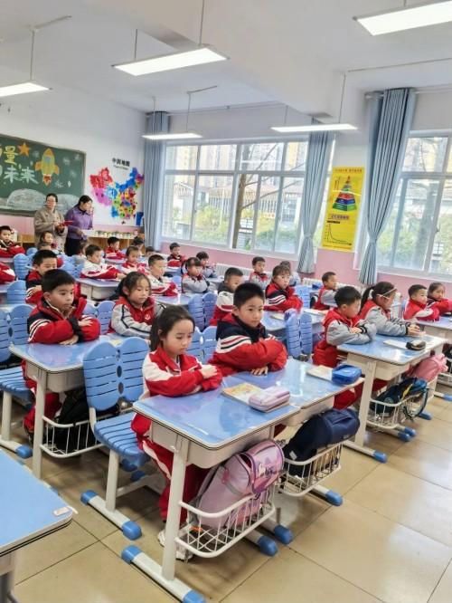 今天和同学们合唱真开心…