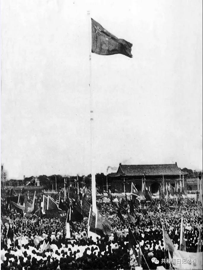 十月一的清晨，银杏叶落满床单