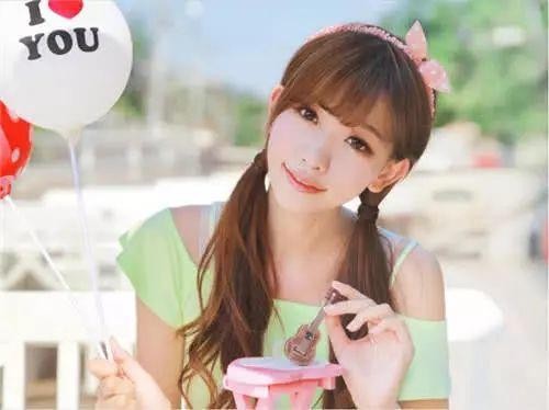 四字情话，藏在风里…