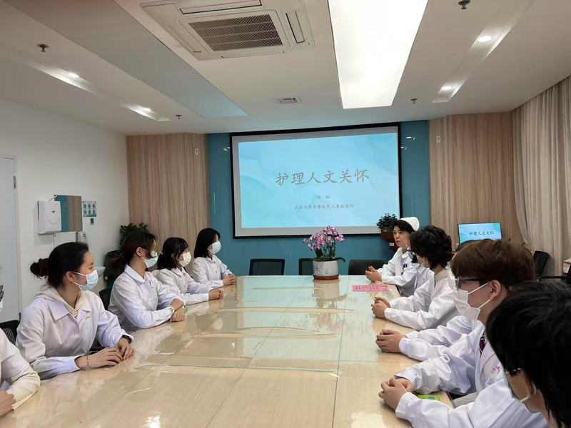 被小手抓得手心发烫的见习日