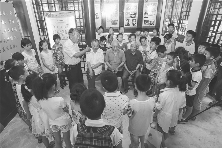 老藤椅上的历史课！