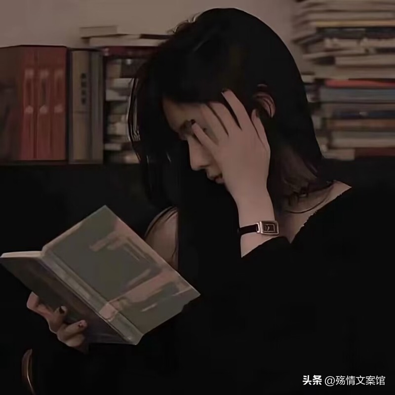 月光落在你睫毛上的那刻，我学会了用沉默爱你…