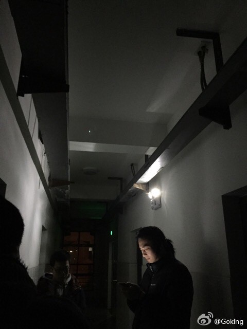 停电日记：黑暗中的思考与温馨的烛光晚餐