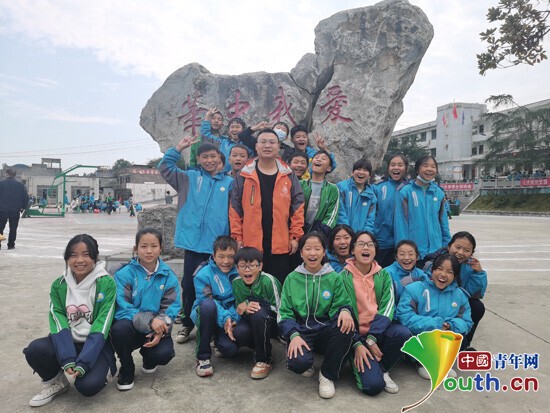 在希望的田野上播撒知识的种子…