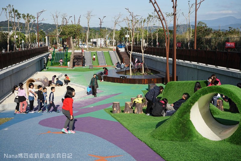 阳光下的公园漫步！