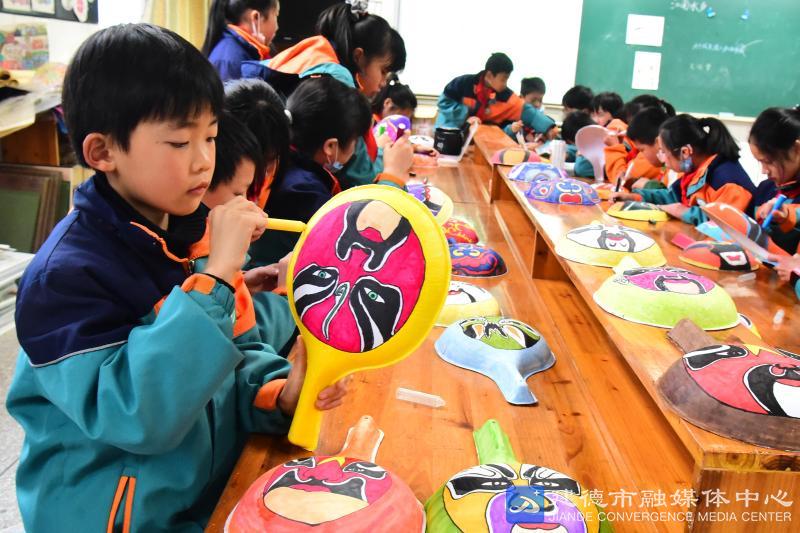 今天我画了超级厉害的脸谱！