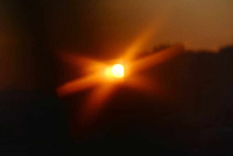 今天的太阳有点不一样? 今天的太阳有点不一样?