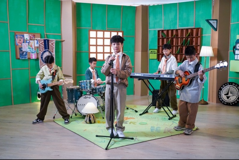 在歌声里藏起真心：一首歌的深情与克制