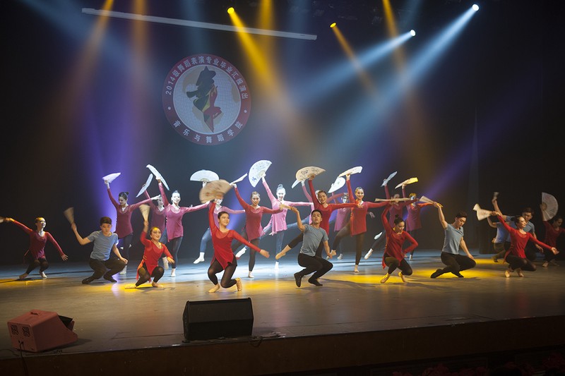 汗水与灯光:记一次难忘的舞蹈演出 汗水与灯光:记一次难忘的舞蹈演出