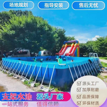 水上充气滑梯的欢乐时光…