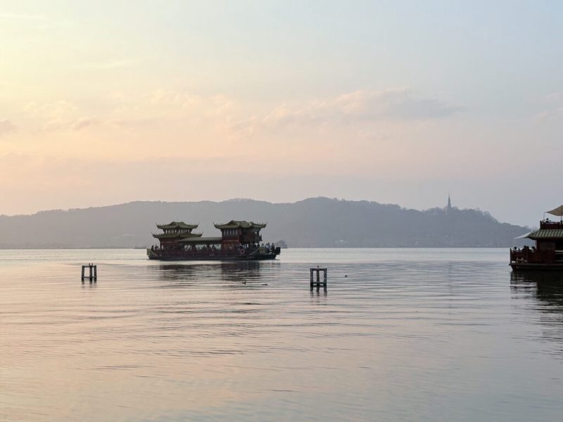 西湖的清晨，像被揉碎的梦！