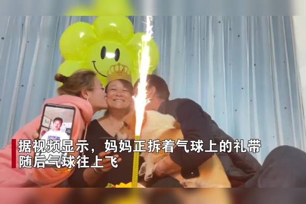 妈妈的生日蛋糕上沾着奶油！