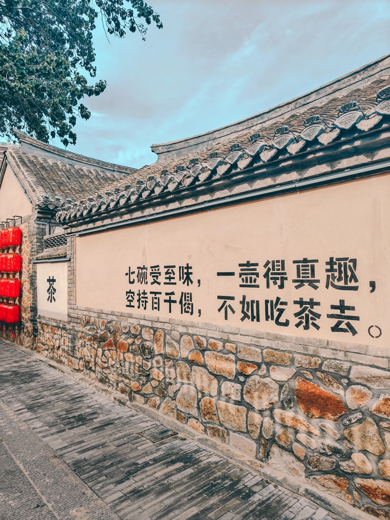 青岛的海风和啤酒节的烟火气…