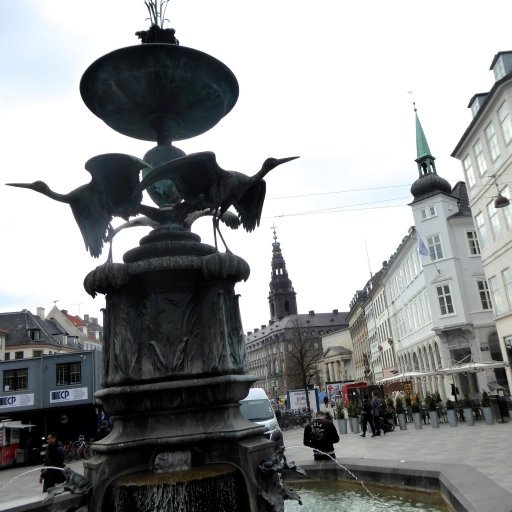 今天我在街角遇见了雪人,它在讲一个丹麦童话… 今天我在街角遇见了雪人,它在讲一个丹麦童话…