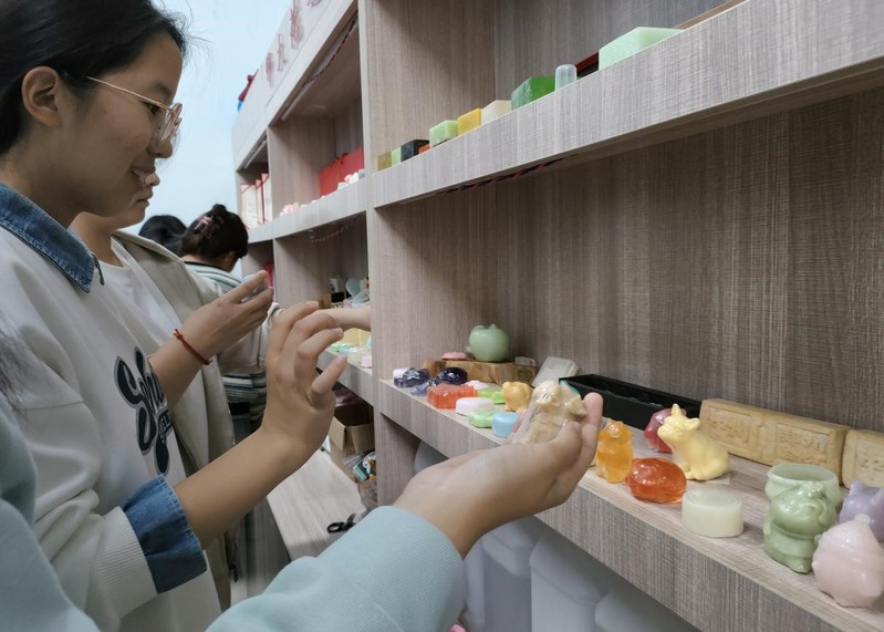 今天我终于做成了第一块手工皂…