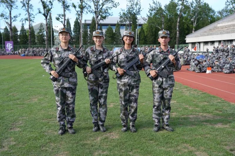 站军姿站到脚底发麻的那天！