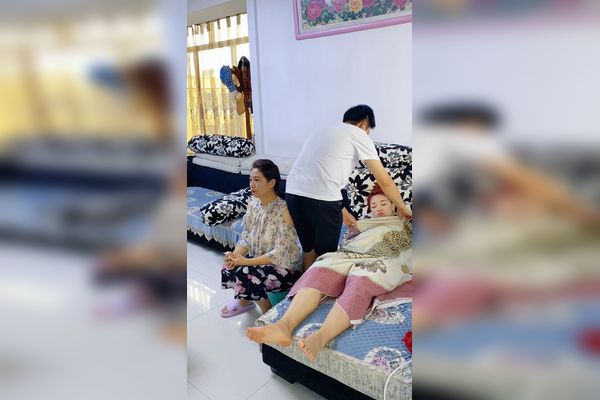 那年夏天，我摸了姐姐的脸