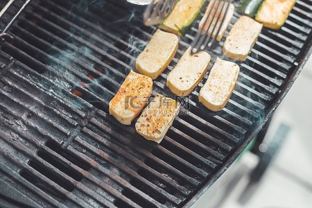 今天我去了朋友家，和他一起吃烧烤，感觉特别开心？