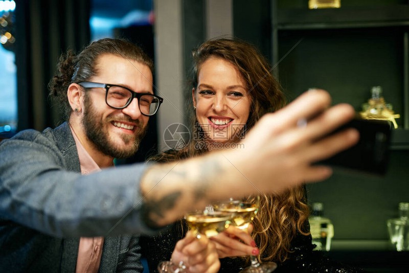 酒窝里的温柔情话:那些藏在嘴角下的心动瞬间 酒窝里的温柔情话:那些藏在嘴角下的心动瞬间