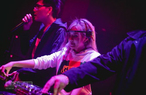 红袖轻舞，情歌低吟，与你共绘爱的乐章？