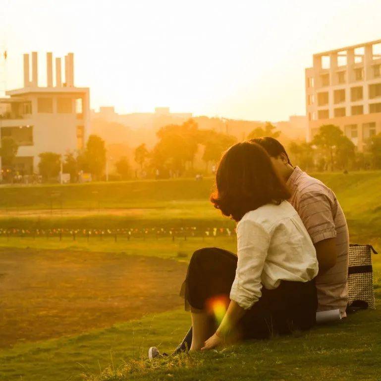 在时光褶皱里，我们相遇的那句歌词