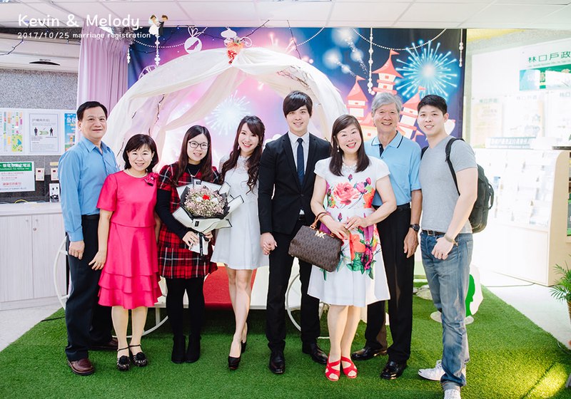 今日，我们携手走进了婚姻的殿堂…