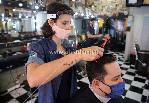 发廊里的浪漫情话｜爱在指尖流淌