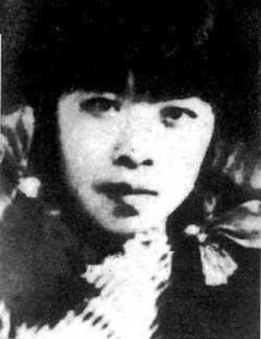 巴金的月光下的书桌？