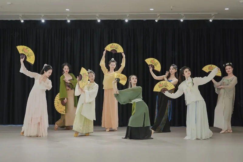 第一次学跳舞的尴尬与期待…