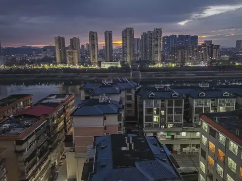 下雨天的街角，我看见了光…