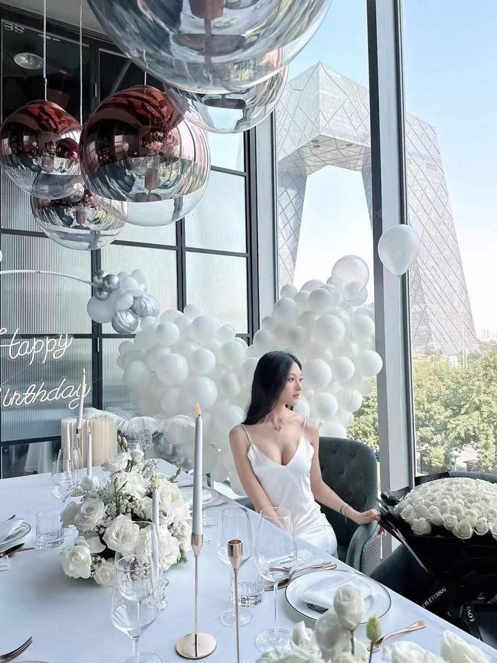 凌晨两点，我还在便利店门口等一个人…