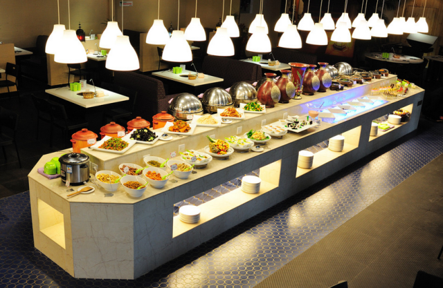 今天在超市自助餐里，我吃出了点人生味道！