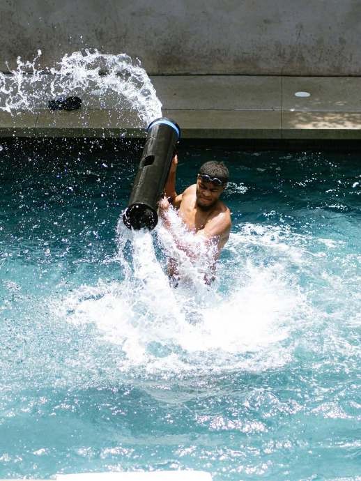 夏日午后，水花四溅的狂欢…