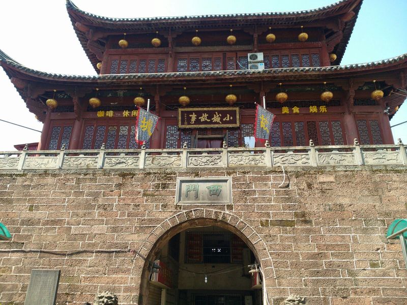 小小城—那把生锈的钥匙与未完的夏天