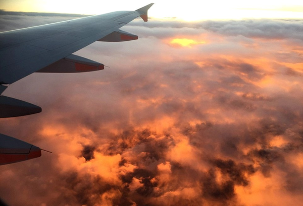 傍晚的天空在烧，我却在等它熄灭…