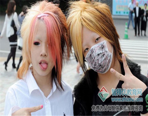 迷失在时尚之中的他？