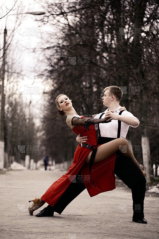 尴尬又带劲：第一次正式学拉丁舞的周末