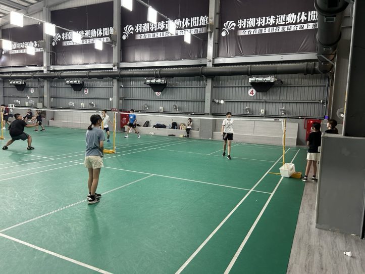 阳光下的羽毛球大战—和姐姐的欢乐时光