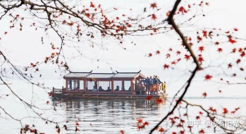 在河畔低语，心事如流水