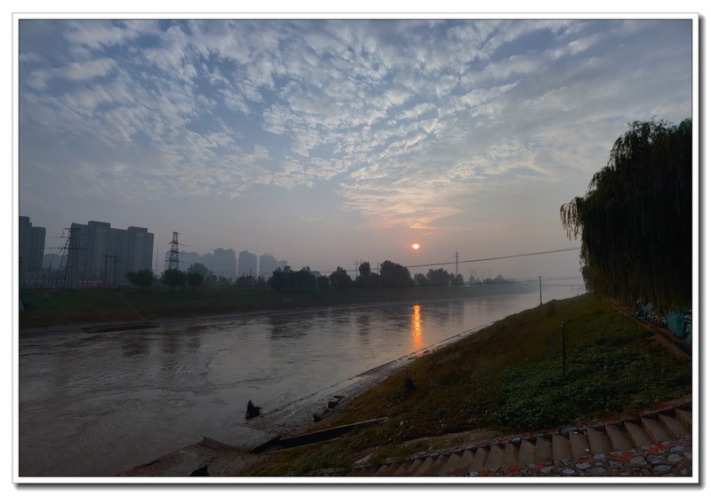 雨后街角的咖啡渍