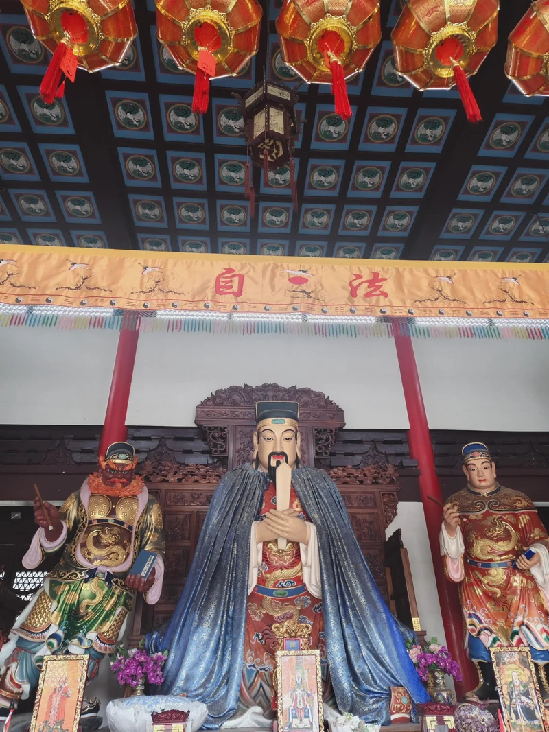 城隍爷的鞋带松了…