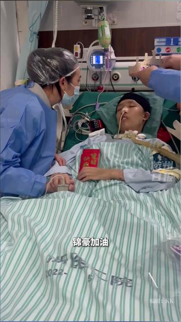 在ICU的第十三天｜呼吸机的嗡鸣声里，我听见了人声