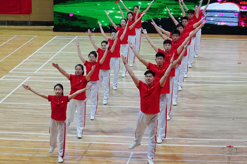 阳光下的广播体操，青春的汗水与欢笑