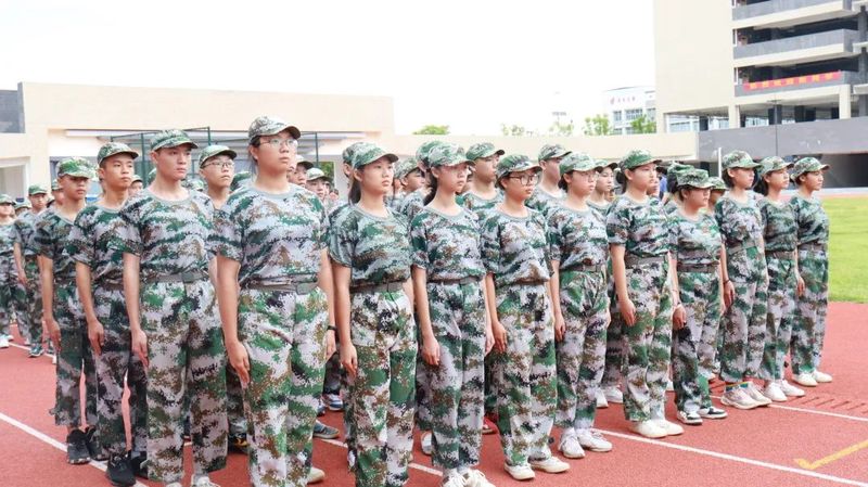 终于熬出头了！记一场让人腿软的军训会操？