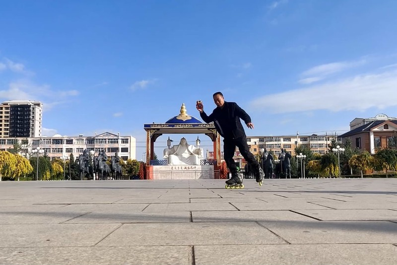 摔了八次，终于能滑过小区门口的那条小路…