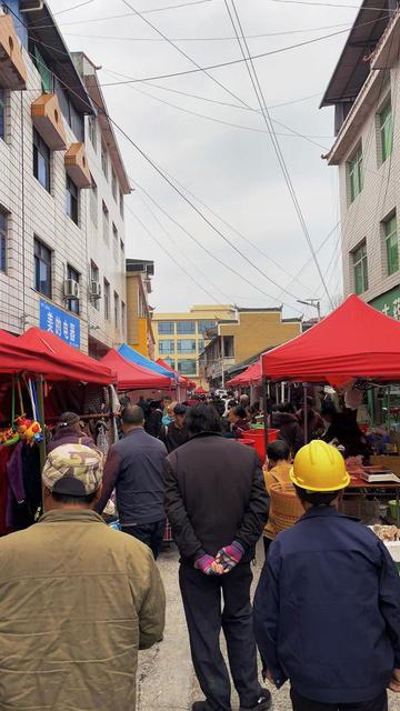 赶集那天，我遇见了老张头的臭豆腐！