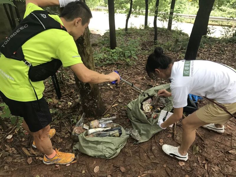 公园里的垃圾“大扫除”？