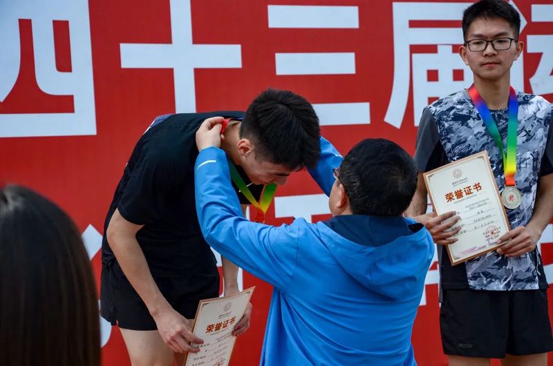 汗水、汽水与操场上的尖叫声—记一次差点跑断腿的运动会