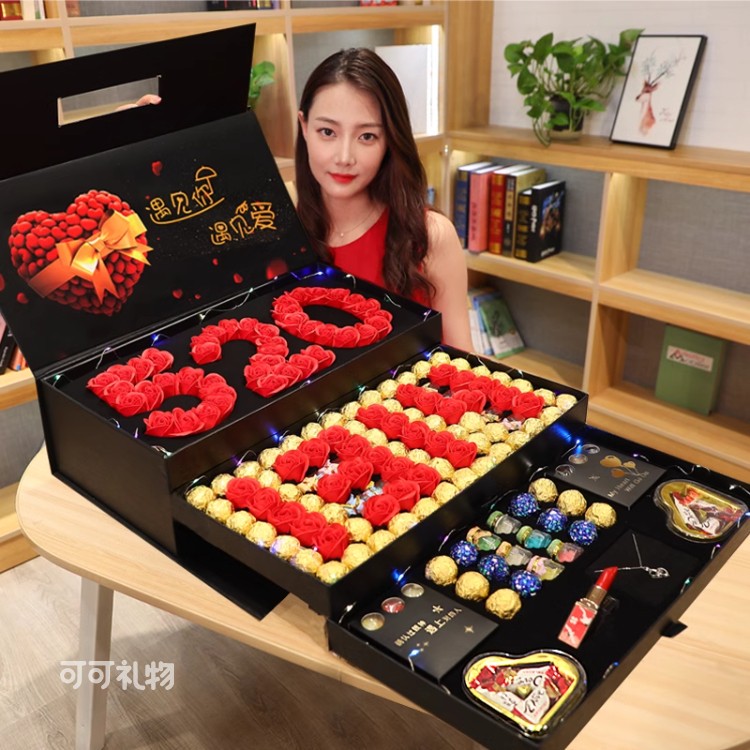 口红里藏着的爱意,比红唇更动人… 口红里藏着的爱意,比红唇更动人…